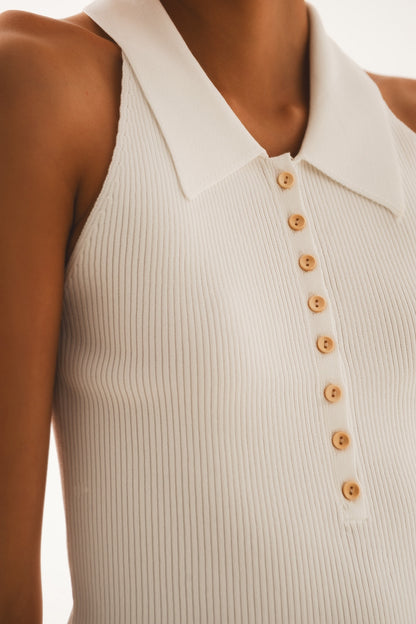 Top de punto canalé con cuello polo en crema