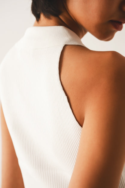 Top de punto canalé con cuello polo en crema