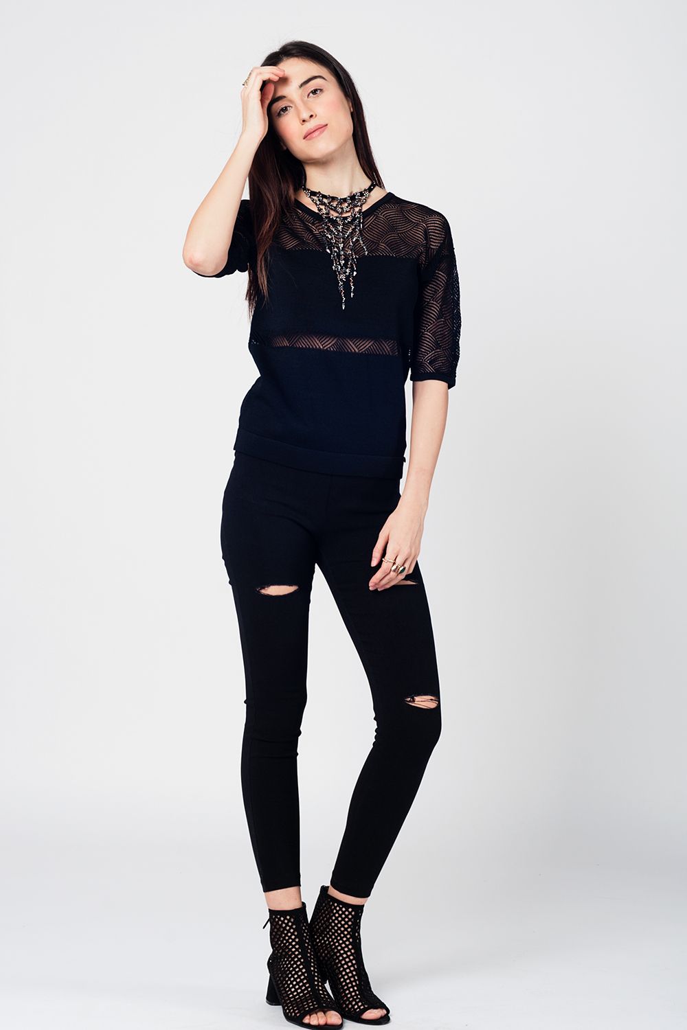 Top de punto negro con detalle de puntilla en contraste