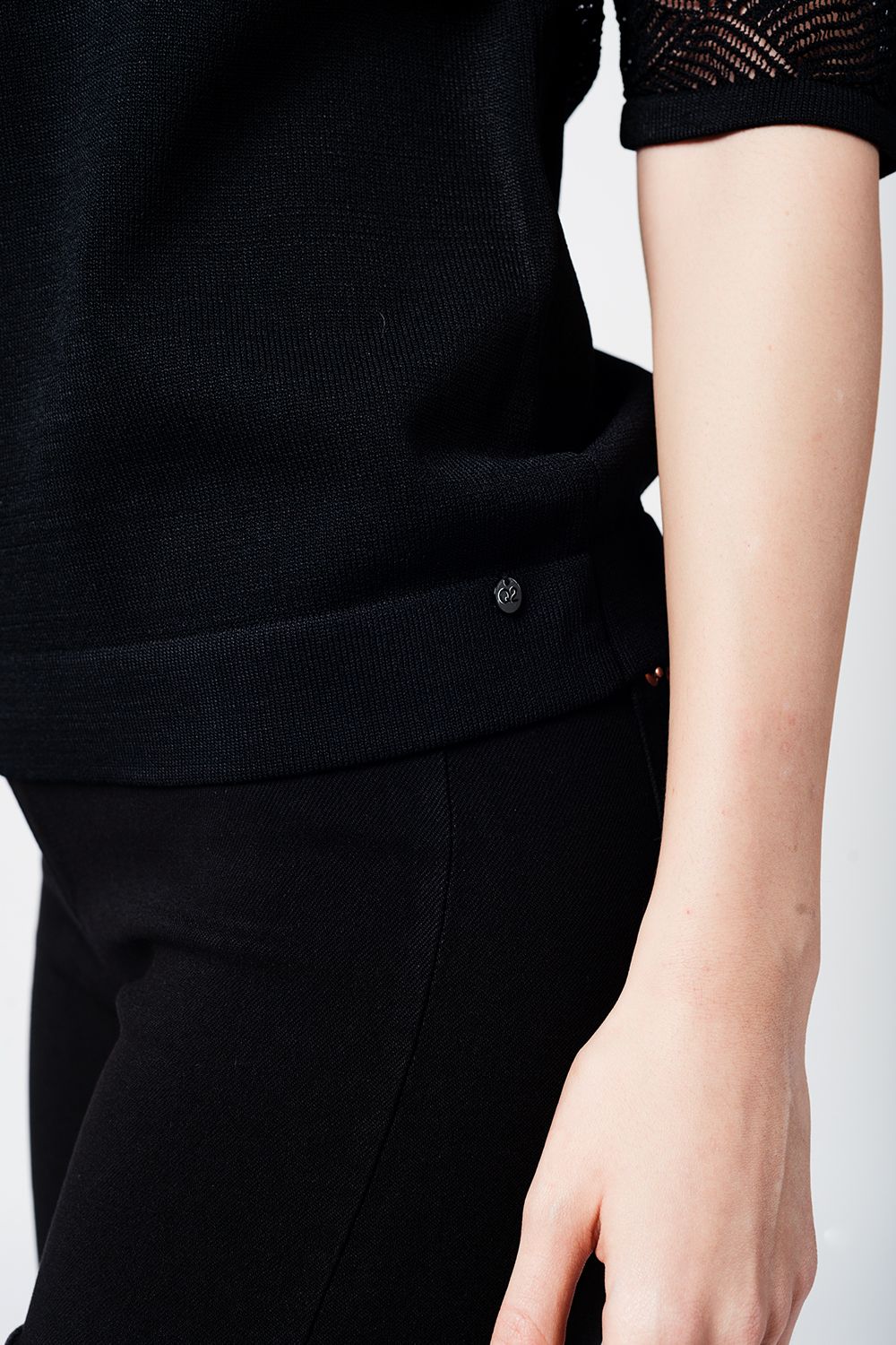 Top de punto negro con detalle de puntilla en contraste