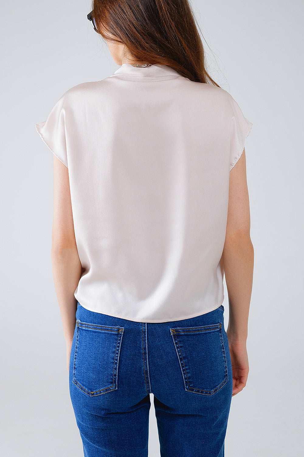 Top de seda Beige Cruzada Con Cuello En V Y Mangas Cortas