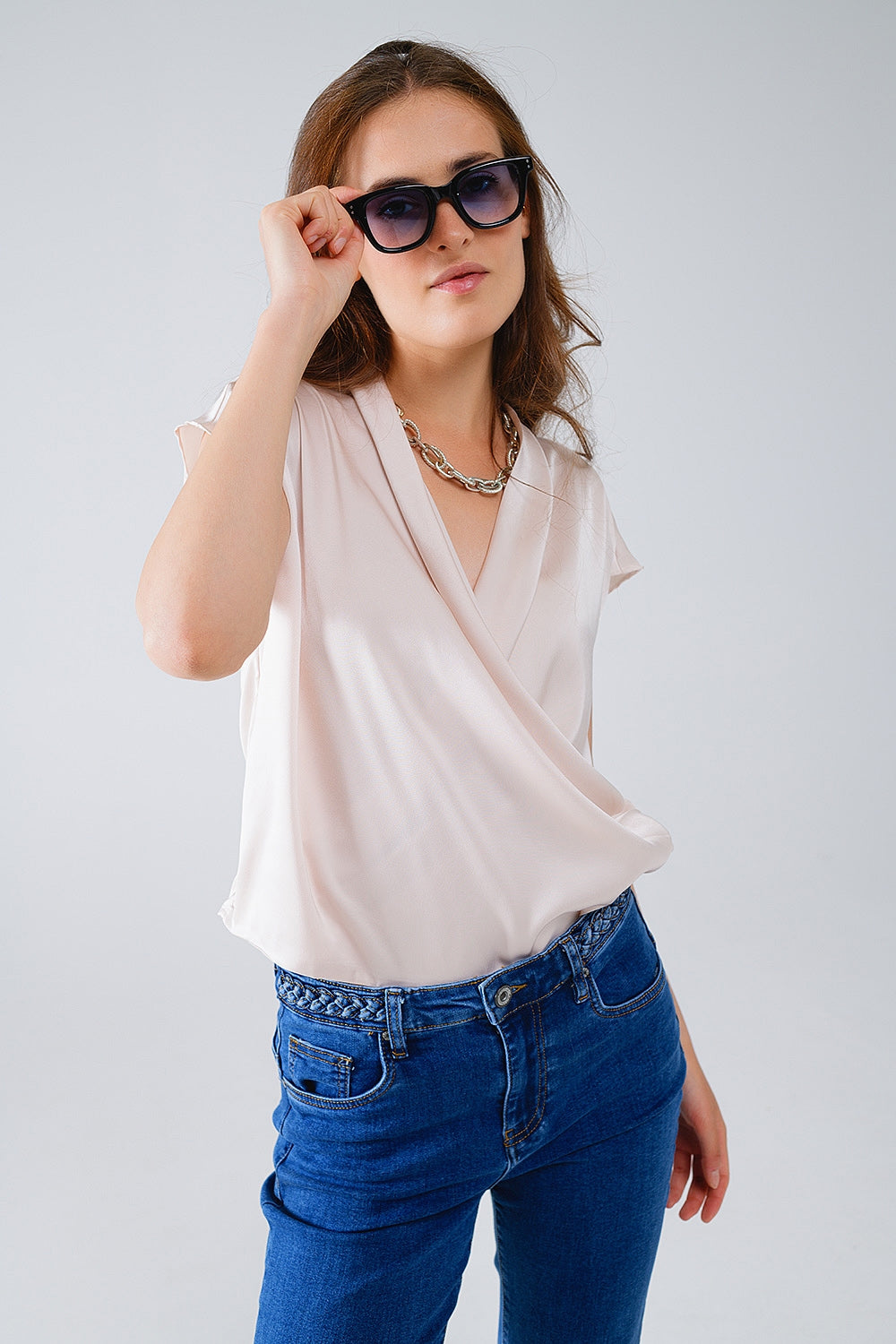 Top de seda Beige Cruzada Con Cuello En V Y Mangas Cortas