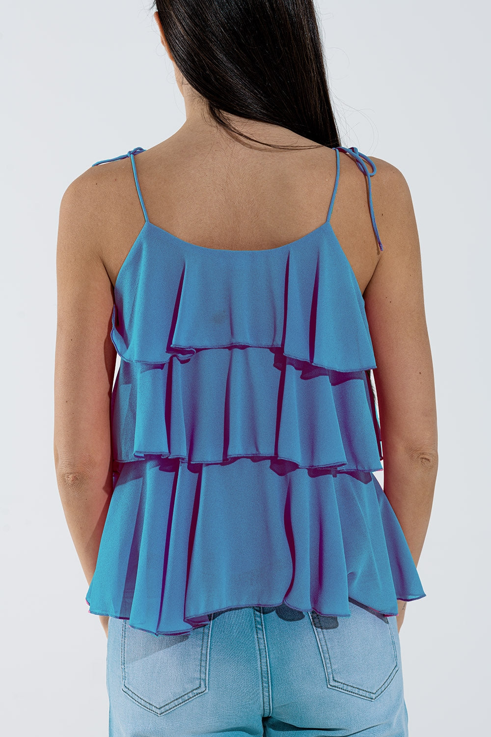 Top de volantes con tirantes finos en azul