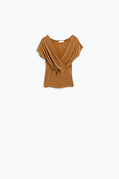 Top entallado con cuello de pico y mangas casquillo en beige