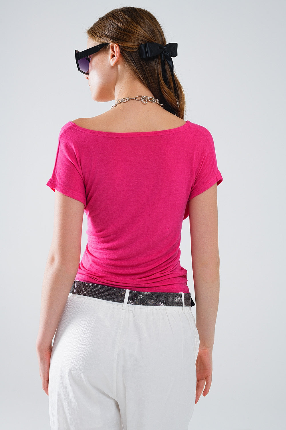Top entallado con escote en V y mangas casquillo en fucsia