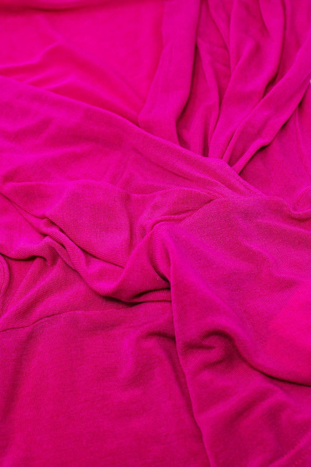 Top entallado con escote en V y mangas casquillo en fucsia