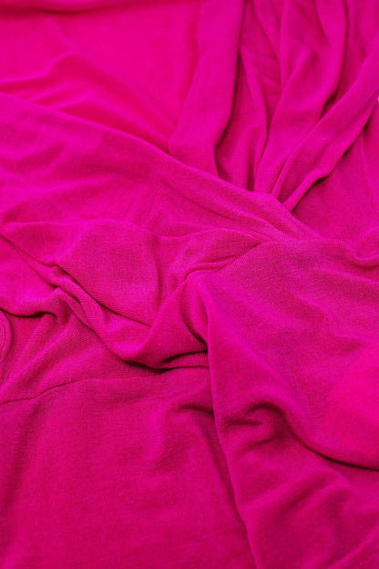 Top entallado con escote en V y mangas casquillo en fucsia