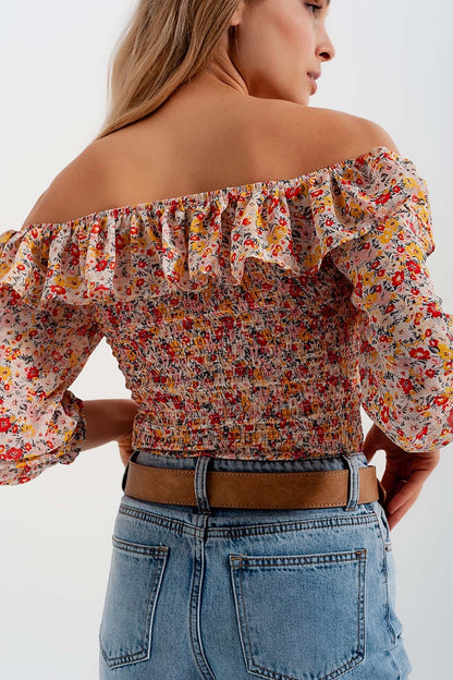 Top fruncido con escote Bardot y volante en estampado de florecitas coral