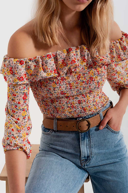 Top fruncido con escote Bardot y volante en estampado de florecitas coral