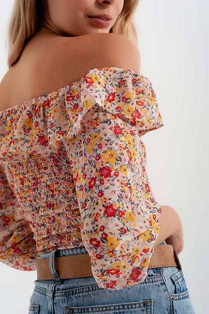 Top fruncido con escote Bardot y volante en estampado de florecitas coral