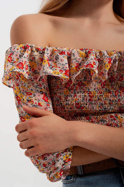 Top fruncido con escote Bardot y volante en estampado de florecitas coral