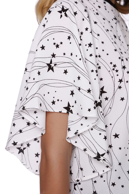 Top holgado con manga de ángel y estampado de estrellas negras
