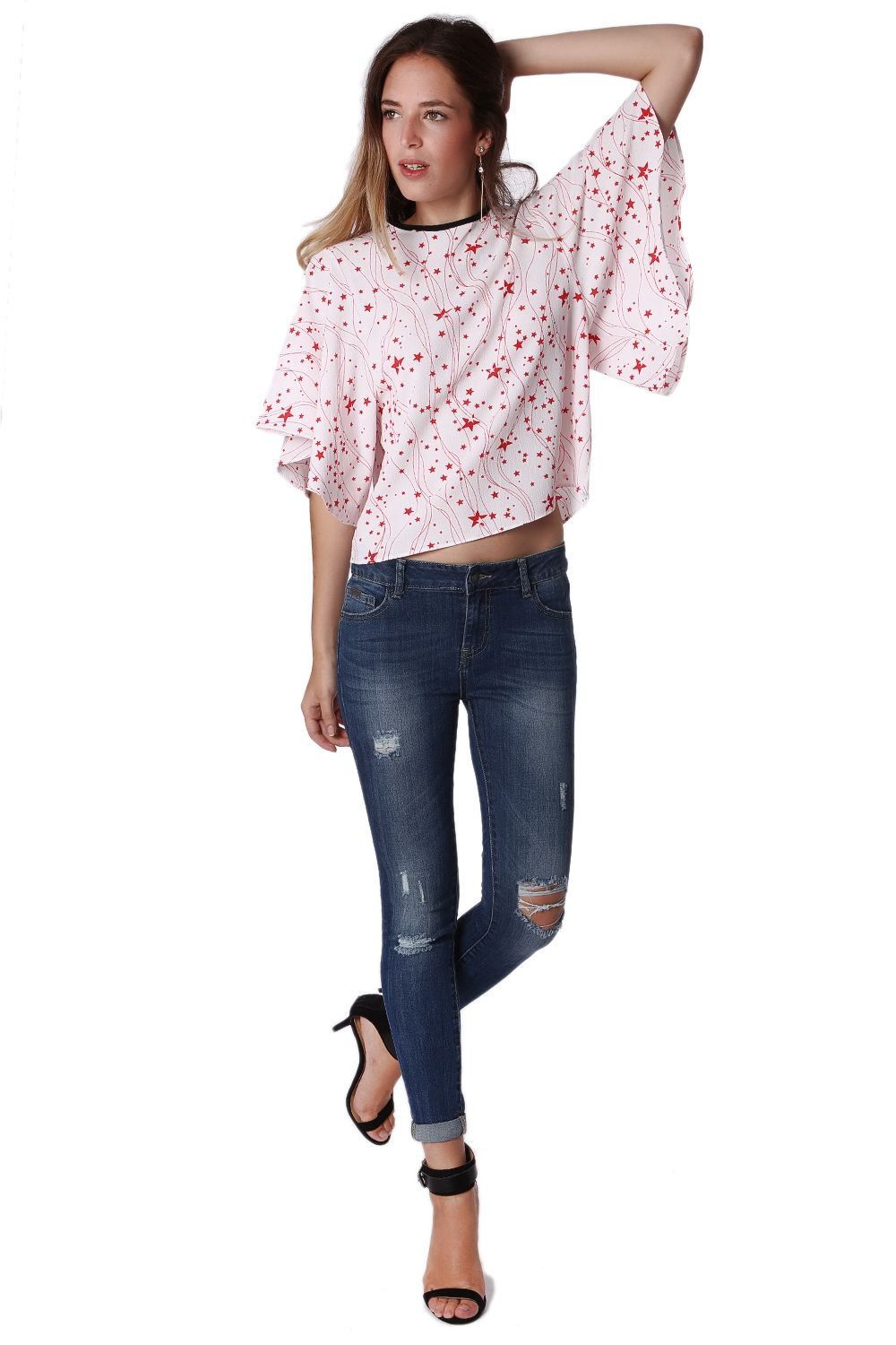 Top holgado con manga de ángel y estampado de estrellas negras