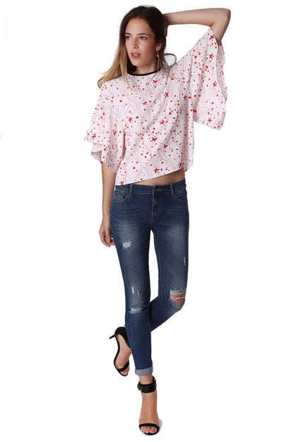 Top holgado con manga de ángel y estampado de estrellas negras