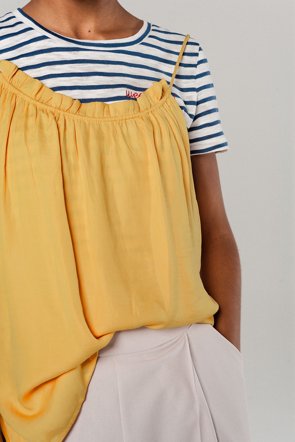 Top mostaza con detalle de espalda abierta