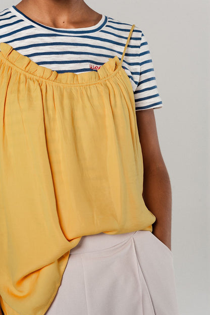 Top mostaza con detalle de espalda abierta
