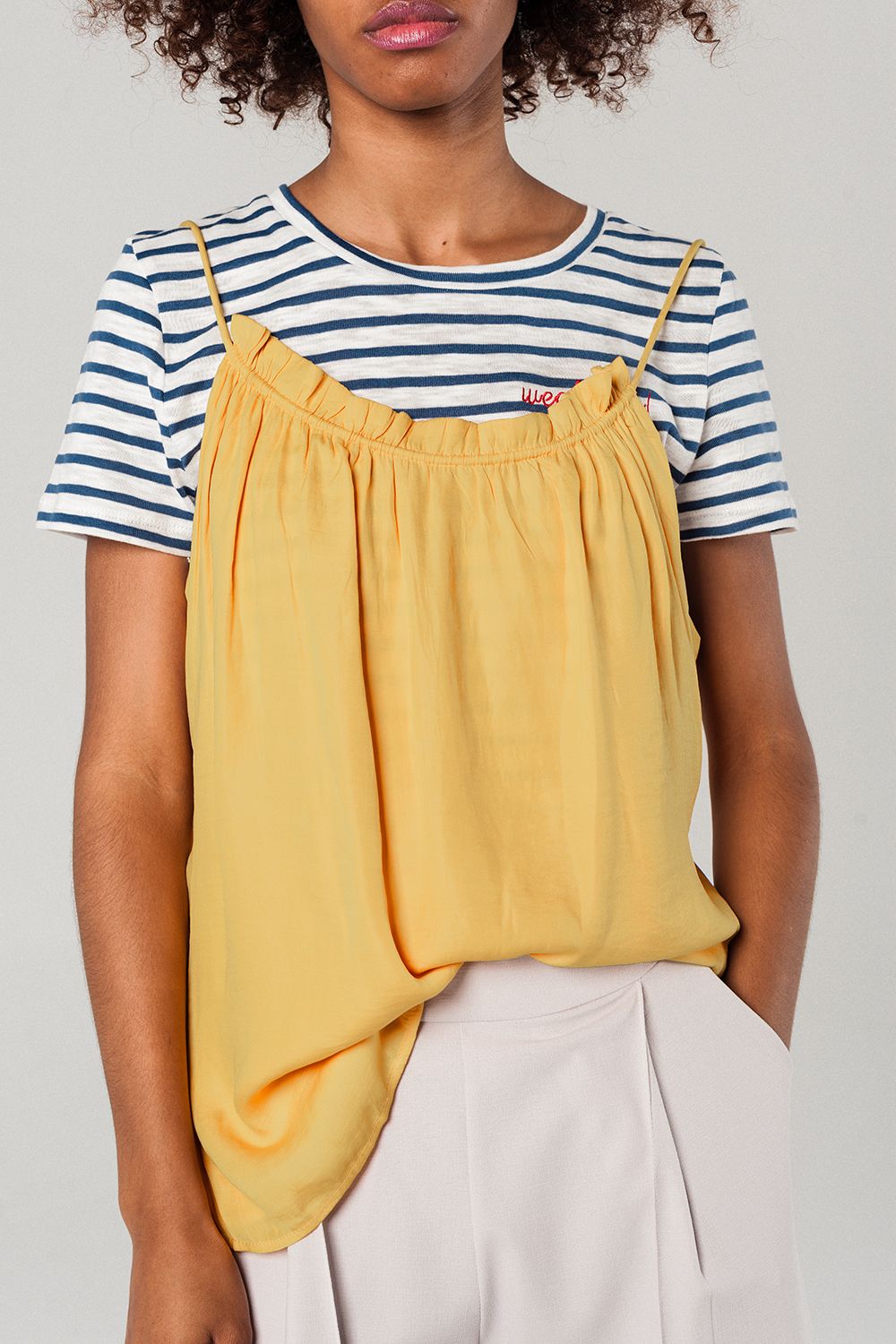 Top mostaza con detalle de espalda abierta