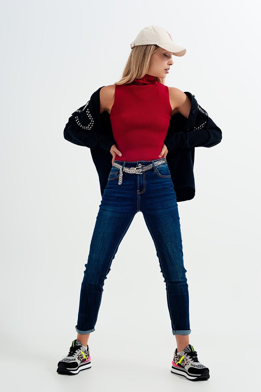 Top rojo de punto con cuello alto de punto