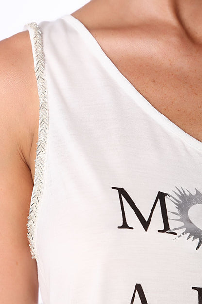 Top sin mangas blanco con logo y abertura central