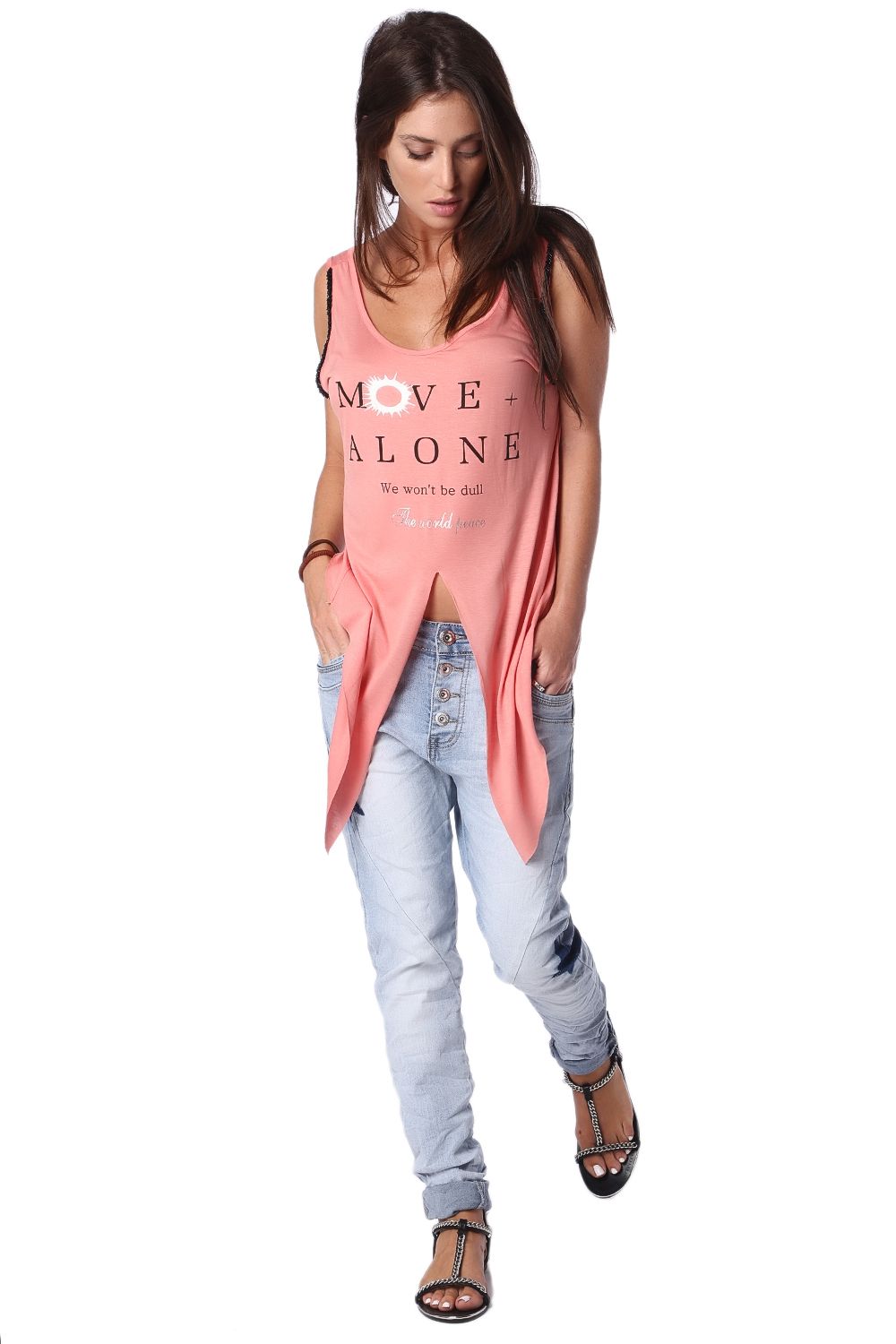 Top sin mangas color coral con logo y abertura central