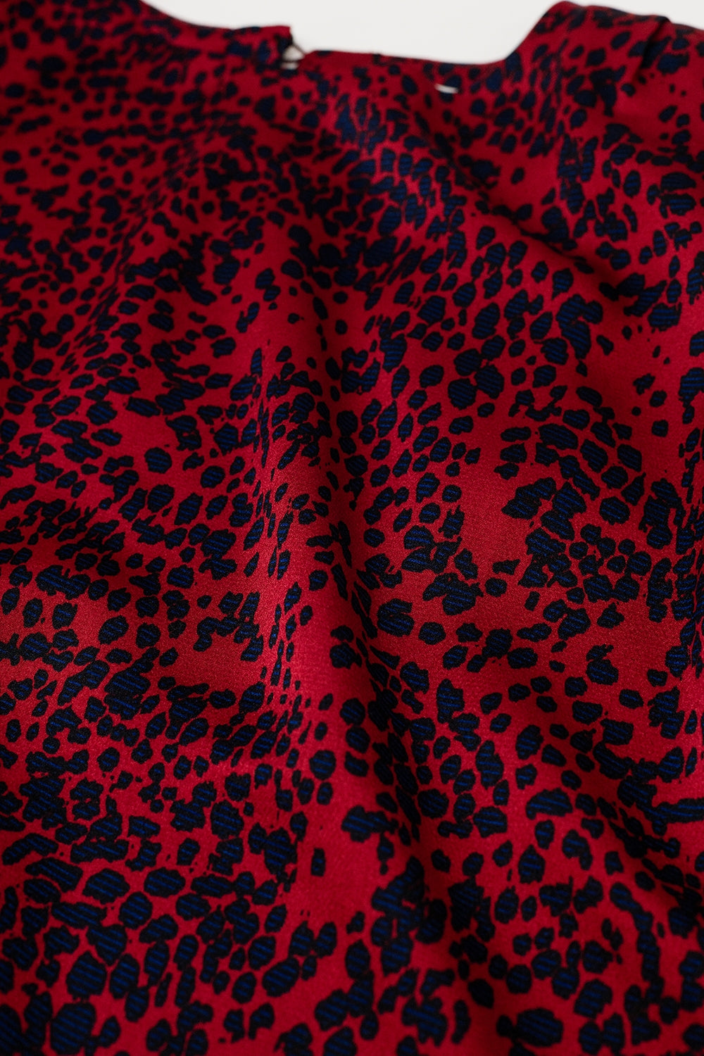 top sin mangas de satén rojo con estampado animal
