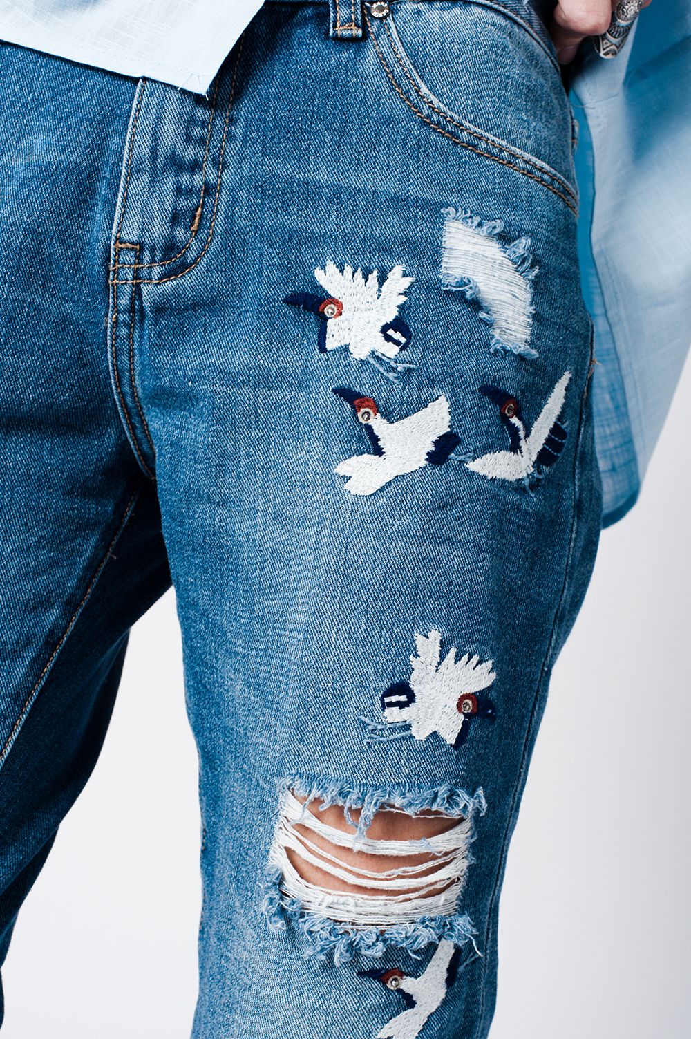 Vaquero mom con bordado de pajaros