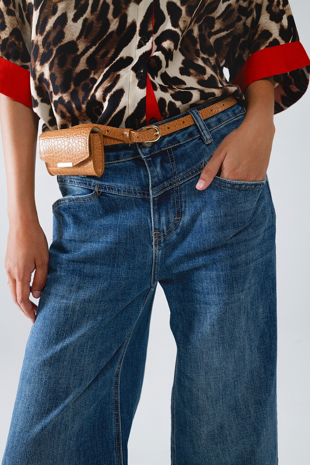 Vaqueros acampanados azules con detalle de costuras