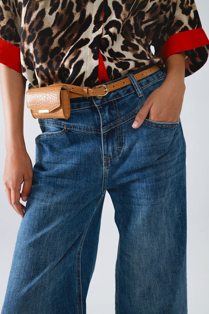 Vaqueros acampanados azules con detalle de costuras