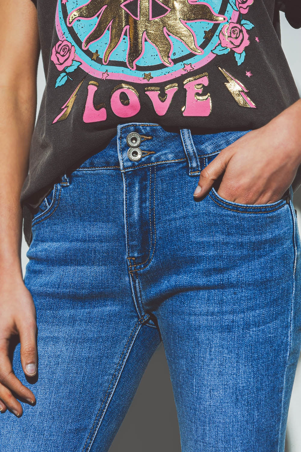 Vaqueros acampanados de cintura con doble botón en denim azul