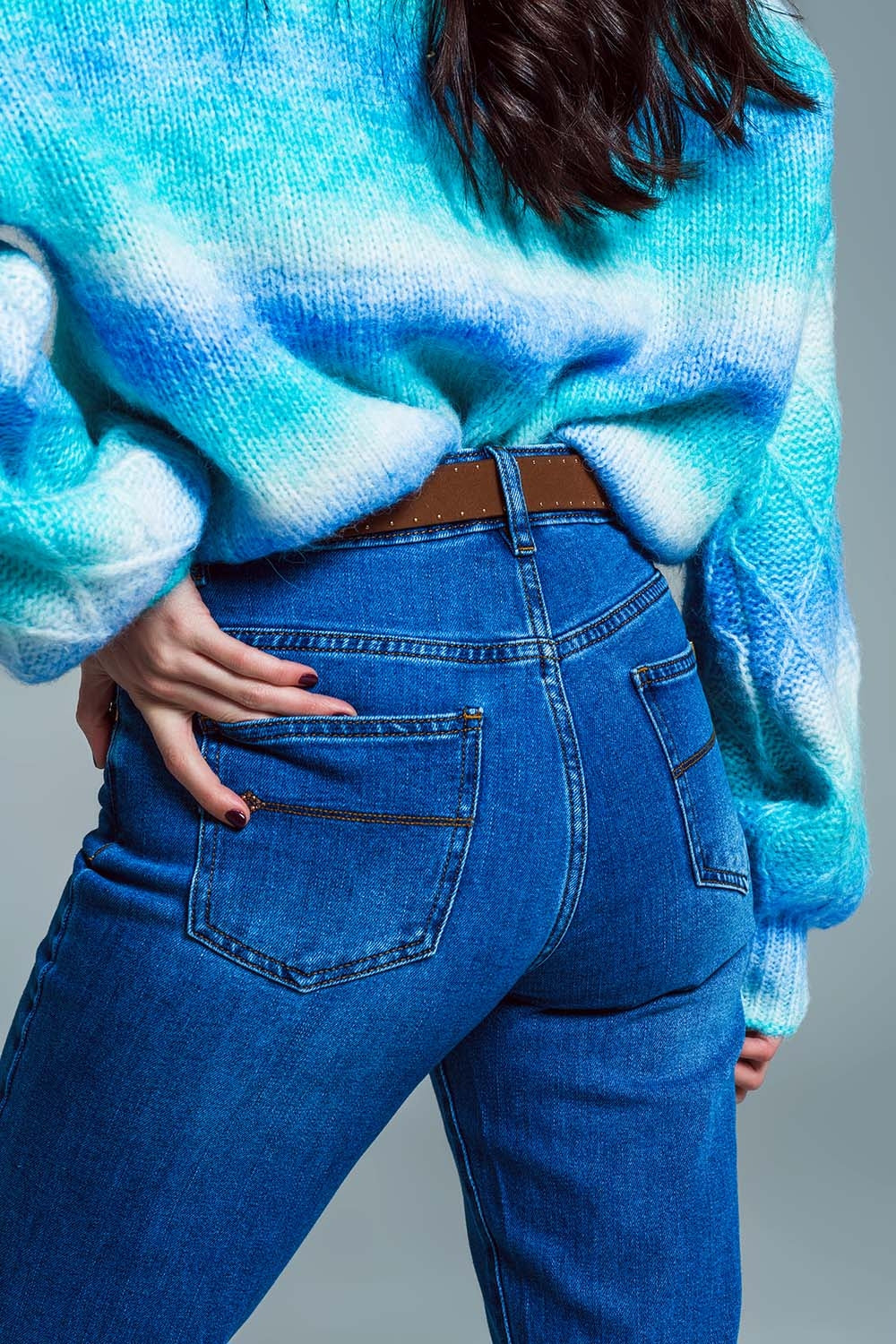 Vaqueros ajustados básicos de denim elástico en lavado medio