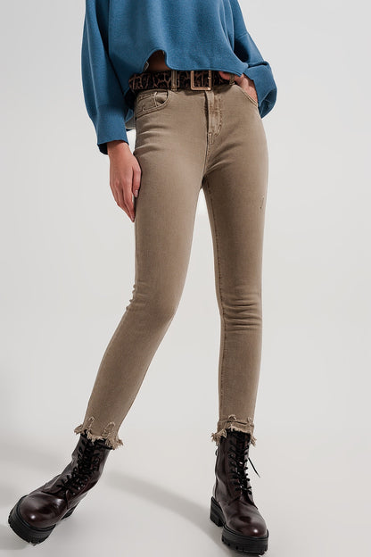 Q2 Vaqueros ajustados beige y bajo sin rematar