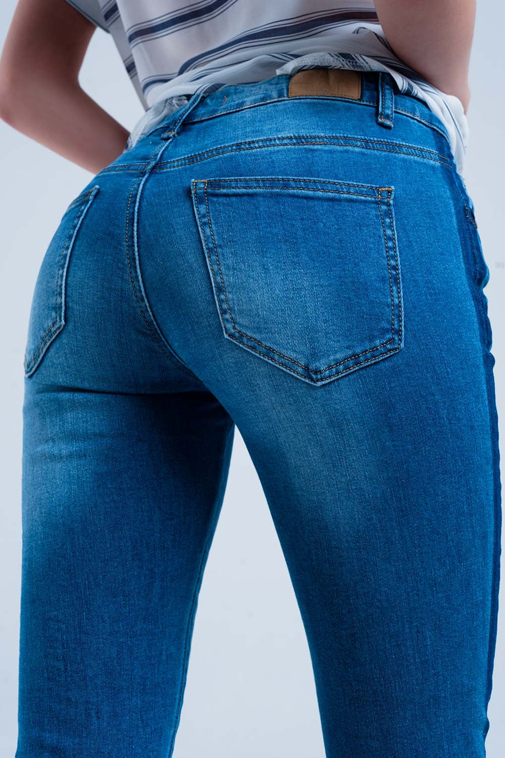 Vaqueros ajustados con raya lateral en azul