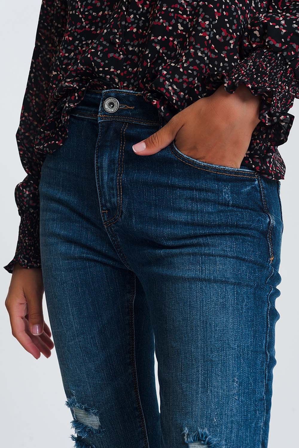 Vaqueros ajustados de talle alto con lavado azul oscuro y detalles de rasgadas