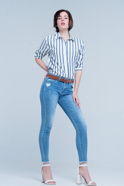 Vaqueros ajustados en azul con detalle rasgado
