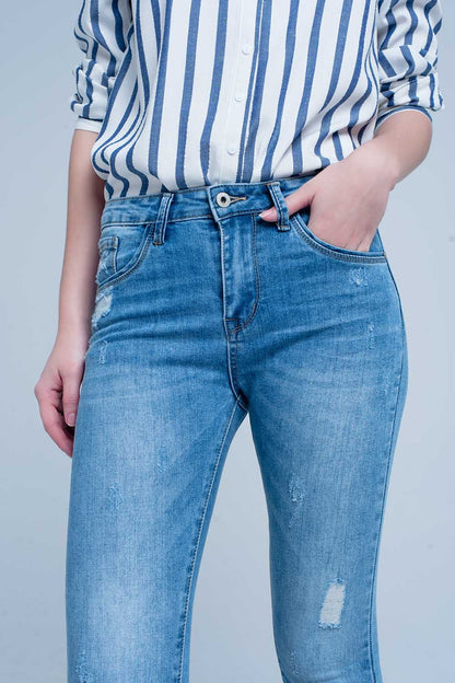 Vaqueros ajustados en azul con detalle rasgado