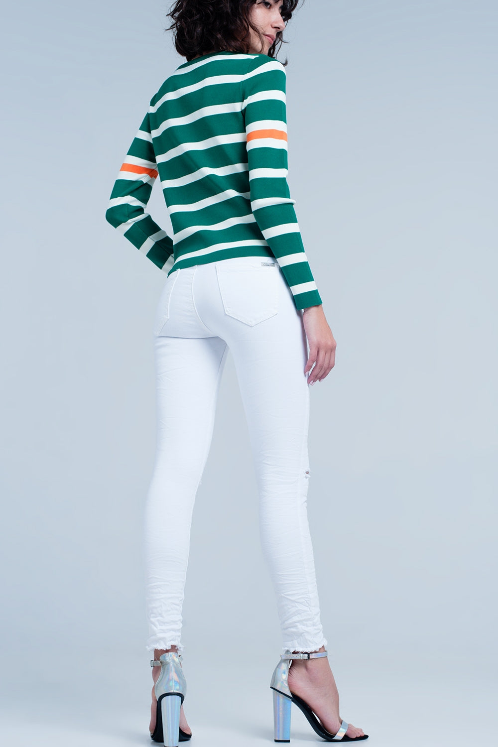 Vaqueros ajustados en color blanco con rodillas rasgadas