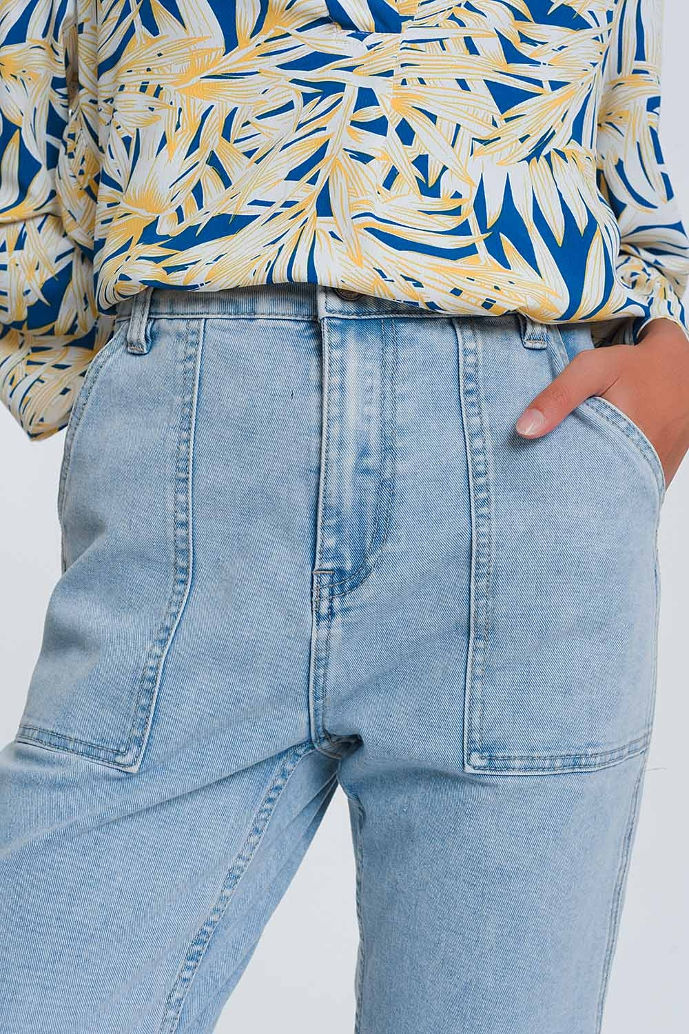 Vaqueros azul claro con detalle de bolsillo ovalado