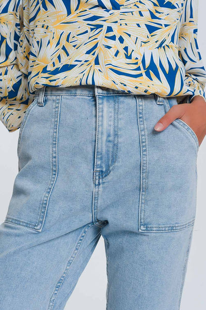 Vaqueros azul claro con detalle de bolsillo ovalado