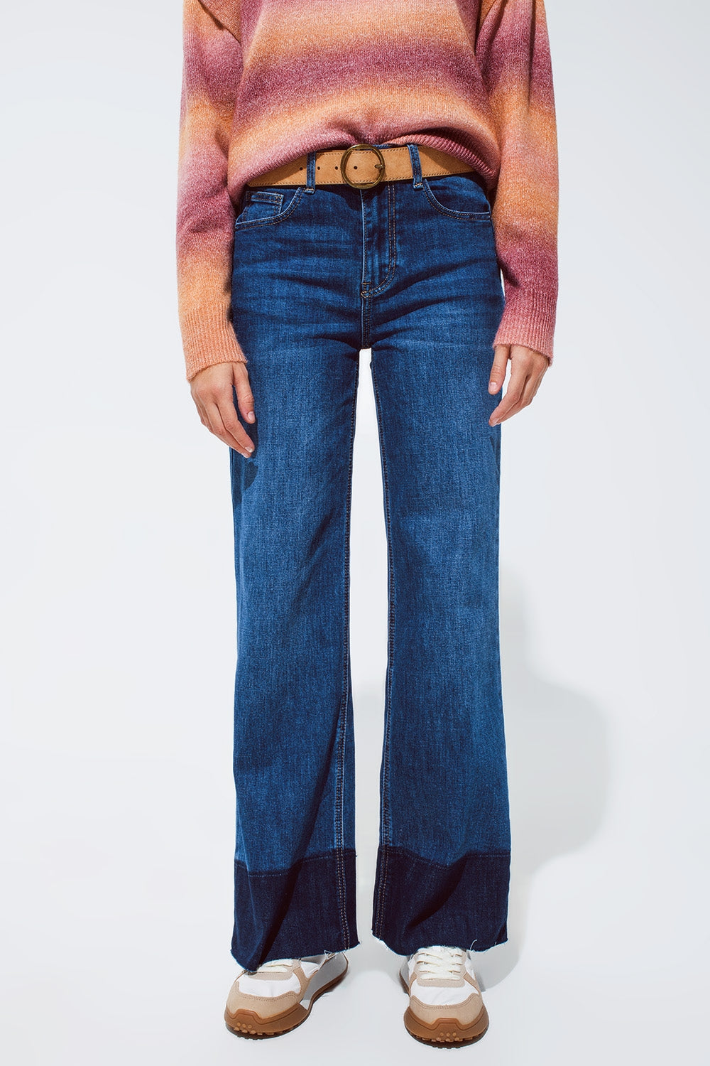Vaqueros azules acampanados con dobladillo azul oscuro