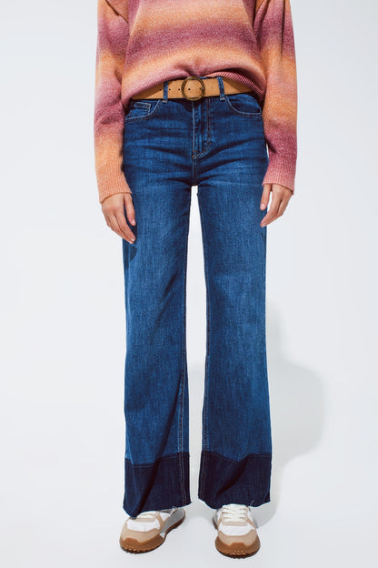 Vaqueros azules acampanados con dobladillo azul oscuro