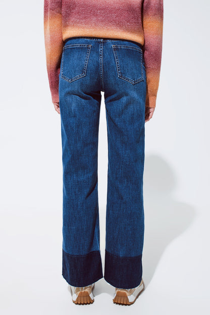 Vaqueros azules acampanados con dobladillo azul oscuro