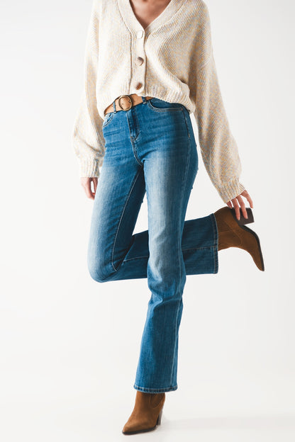 Vaqueros azules de corte bootcut acampanado