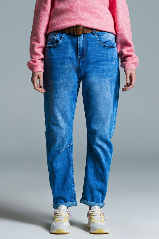 Q2 Vaqueros Basic Mom Fit en lavado medio con pinzas en las rodillas