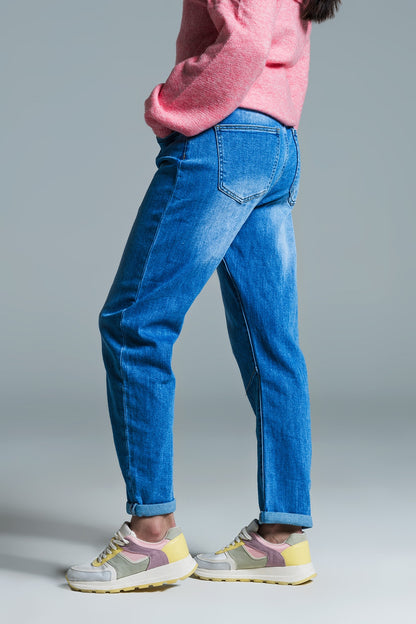Vaqueros Basic Mom Fit en lavado medio con pinzas en las rodillas