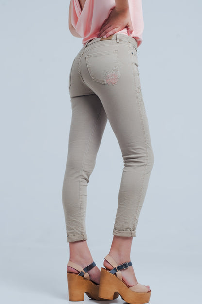 Vaqueros beige con bordado floral