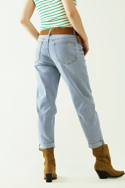 Vaqueros boyfriend azul claro con detalles de costuras en los bordes