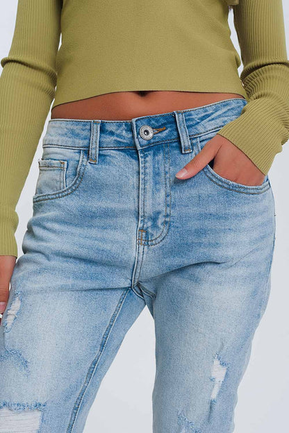 Vaqueros Boyfriend azul claro con detalles desgarrados