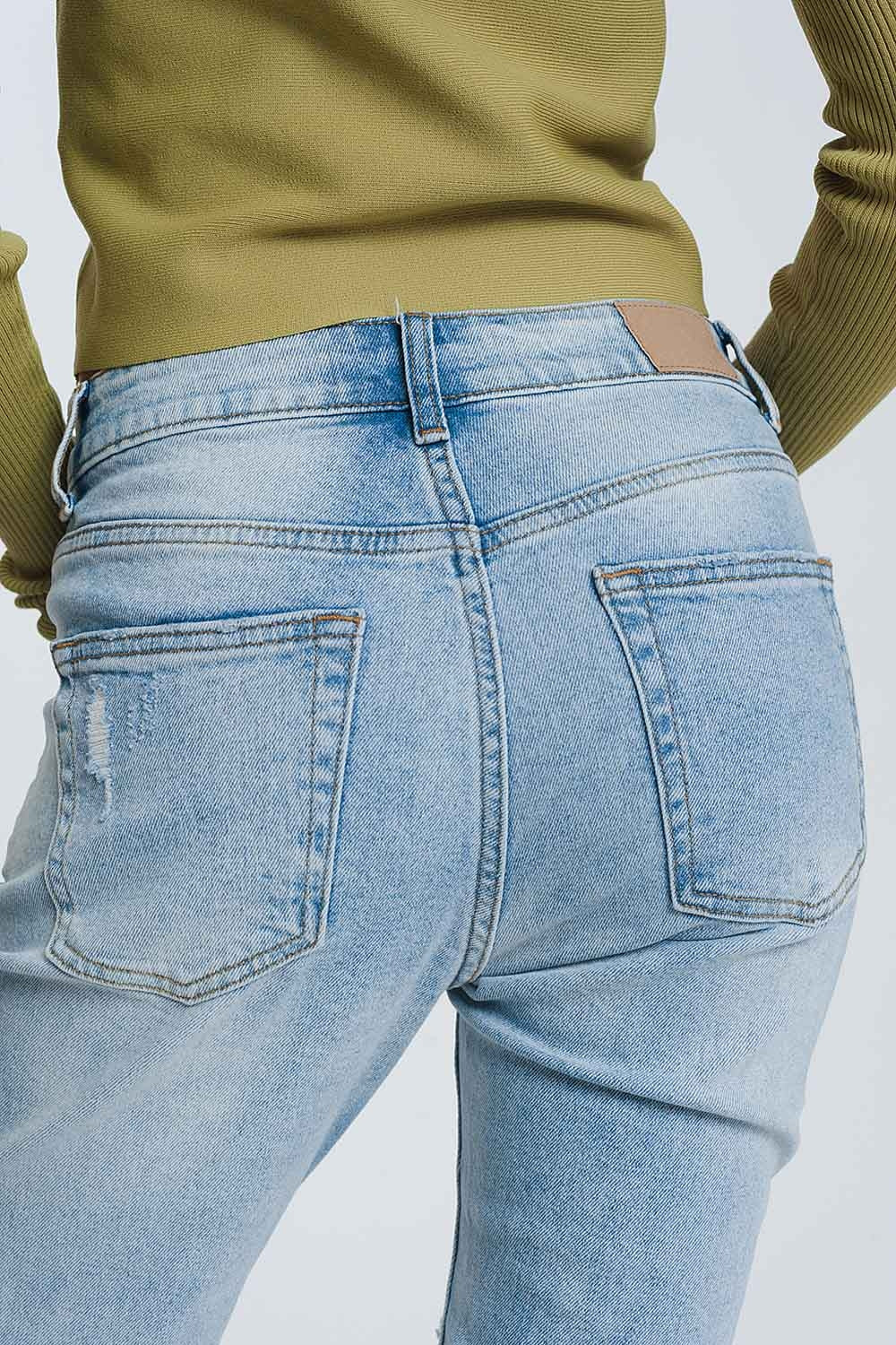 Vaqueros Boyfriend azul claro con detalles desgarrados