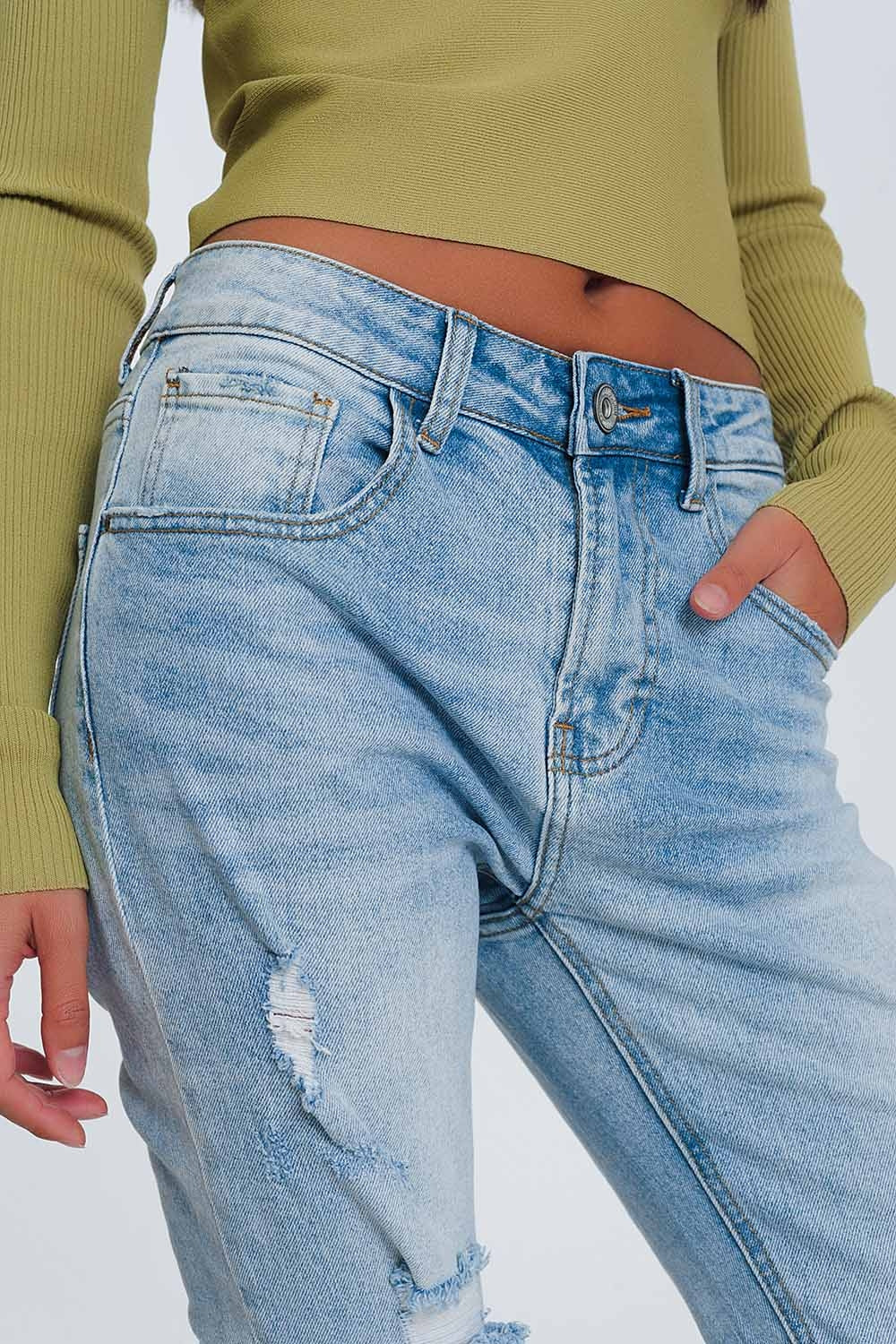 Vaqueros Boyfriend azul claro con detalles desgarrados