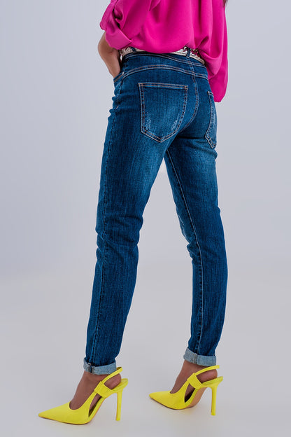 Vaqueros boyfriend azul oscuro rasgados con botones expuestos
